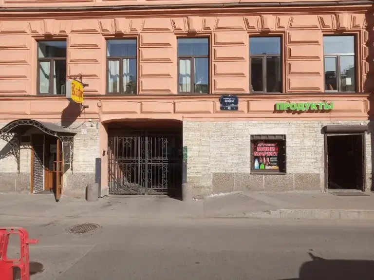 Сдается комната в квартире на набережной реки мойка, дом 40. Две минуты от невского проспекта. Площадь комнаты 12 м. Кв.
Коммунальная квартира из 7 комнат.
Проживают молодые люди музыканты, студенты и женщина – староста.
Два туалета, ванная. Стиральная машина и холодильник имеются, установлен бойлер для горячей воды, кухонные принадлежности.
Оплату первого месяца можно направить на покупку необходимой утвари и создание уютной обстановки в комнате. Стоимость проживания – 12 200, ку – 400 рублей c человека.
Преимущество девушкам и семейным парам для поддержания порядка и спокойствия в квартире.
Пожалуйста, оставляйте телефон для связи.
📌 Оригинал в vk
Уютное гнездышко – поиск жилья, жильцов и соседей без посредников - фотография - 5