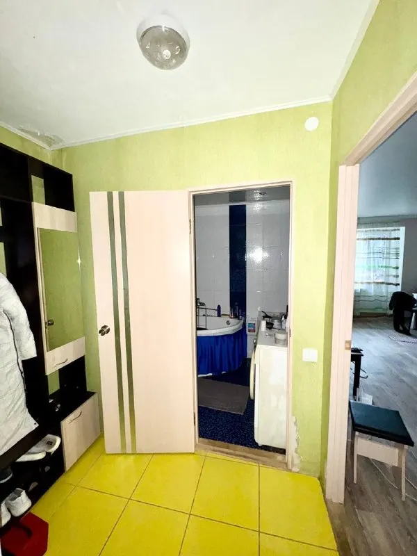 Продам 1комнатную квартиру 34м²
5/9 Г. Луганск, кв. Восточный дом 18
Современный ремонт, санузел полностью в плитке
Натяжные потолки, окна металлопластик, балкон застеклен
Подойдет для проживания и сдачи в аренду.
Цена 3 млн.
Можно в ипотеку.
Рядом транспорт, магазины, рынок и многое другое +79591083015,+79888948506 - фотография - 4