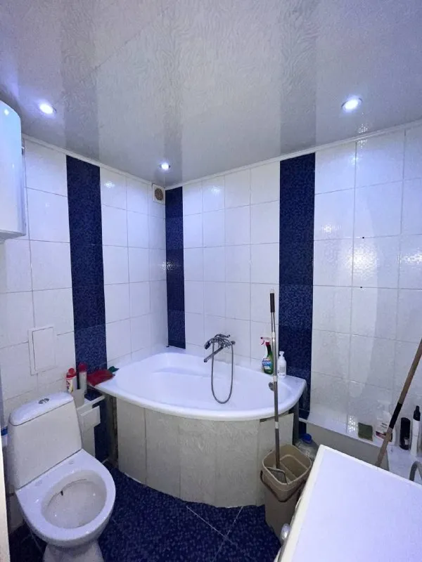 Продам 1комнатную квартиру 34м²
5/9 Г. Луганск, кв. Восточный дом 18
Современный ремонт, санузел полностью в плитке
Натяжные потолки, окна металлопластик, балкон застеклен
Подойдет для проживания и сдачи в аренду.
Цена 3 млн.
Можно в ипотеку.
Рядом транспорт, магазины, рынок и многое другое +79591083015,+79888948506 - фотография - 6