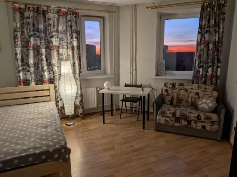 🏠С 4 ноября сдам свою уютную и светлую 1к. Квартиру (34,3 кв. М) на срок 3-4 мес. (возможно дольше) с видом на шуваловский парк и красивые закаты🌆
Жк "северная долина", от метро парнас пешком 10 мин.

Для одного человека/пары, строго без животных, детей и шумных компаний🚭 только для ответственных и порядочных жильцов, любящих тишину и уют, без задержек с оплатой.

В квартире есть всё необходимое, кроме духовки (есть индукционная плита и микроволновка). Комфортная кровать (140*200) с анатомическим матрасом.

💰Стоимость 32 тыс. Руб/мес. +к/у по квитанции. Залог 30 тыс. Будет составлен договор.
Если предложение интересно - напишите пару слов о себе.

Уютное гнездышко – поиск жилья, жильцов и соседей без посредников - фотография - 1