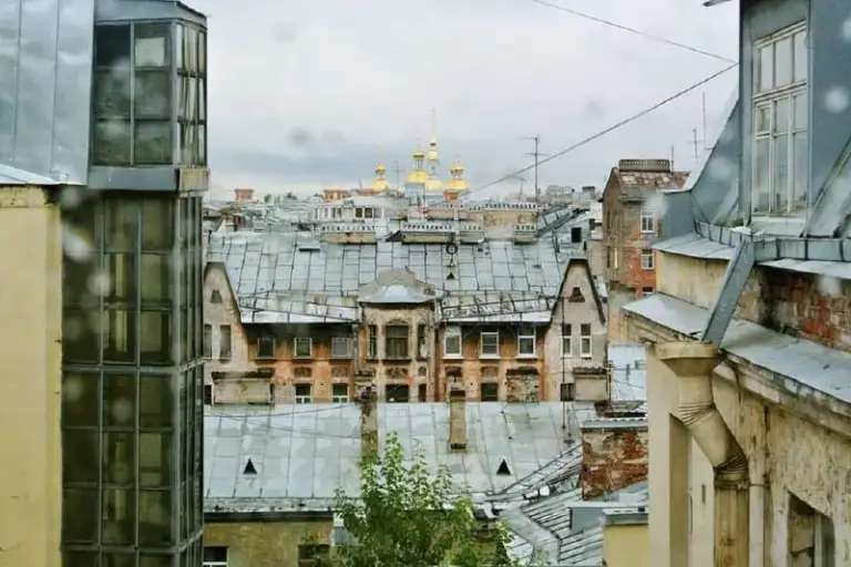 Мансарда 🏙️
М. Садовая 🚇

С ноября по май сдается большая белая мансарда в коломне на канале грибоедова.

Свободная планировка, 50 м².
Светло и очень тихо, три больших окна с романтичным видом на облака и город.

Квартира оснащена всем необходимым, от посудомойки до разнообразнейших бытовых мелочей. Стиральная машина с сушкой, большой холодильник, фен, утюг, тостер, питьевой фильтр, гейзерная кофеварка, посуда и многое другое.
Просторная ванная комната с большой чугунной ванной.

Основное спальное место в нише у окна, упругий матрас 140х200, также раскладной диван икеа.

Дом и парадная лестница после капремонта, чисто, красиво и безопасно. Единственное, пока отключен лифт. 7 этаж.

💳Цена: 65.000₽ + ку.

💌Telegram: @white_mansard - фотография - 2